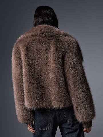 Geacă de primăvară-toamnă de la Bershka pe bej