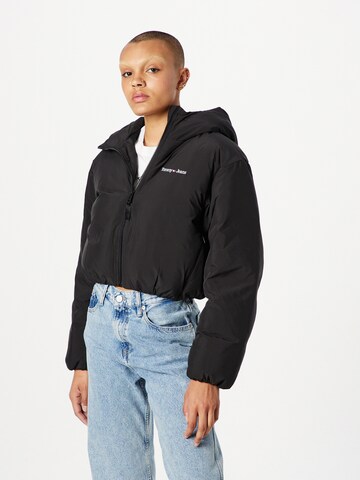 Tommy Jeans Jacke in Schwarz: predná strana