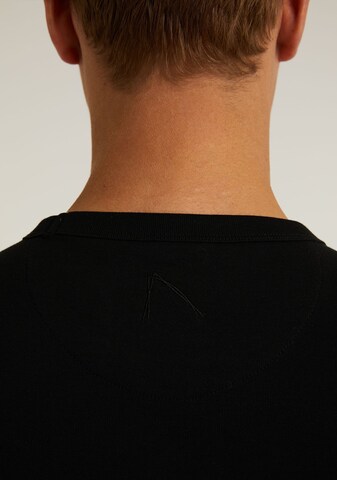 CHASIN' Shirt in Black