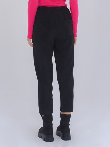 FRESHLIONS Tapered Pleat-Front Pants 'Selma' in Black