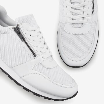 LASCANA Sneakers in White