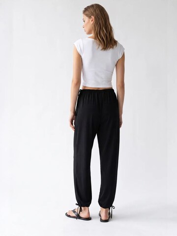Tapered Pantaloni de la MixRay pe negru