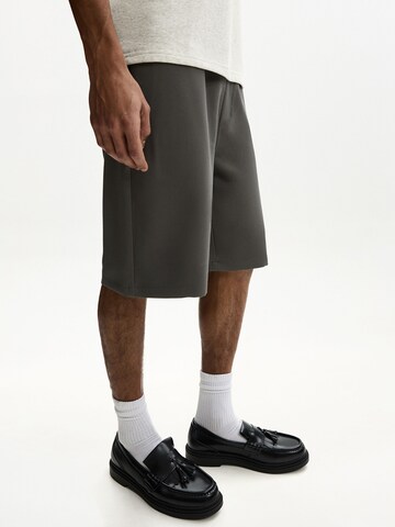 Loosefit Pantaloni di Bershka in grigio: frontale
