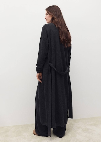 MANGO Strickmantel in Grau