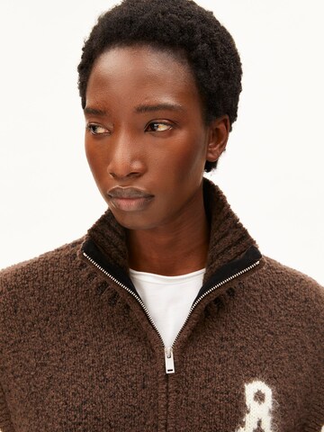 ARMEDANGELS Gebreid vest in Bruin