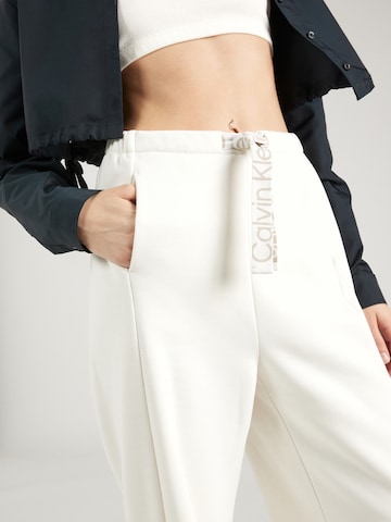 balta Calvin Klein Jeans Laisvas Kelnės