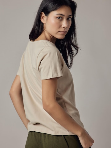 Maglietta 'T-Shirt Scollo Profondo' di OWN Off With Nature in beige