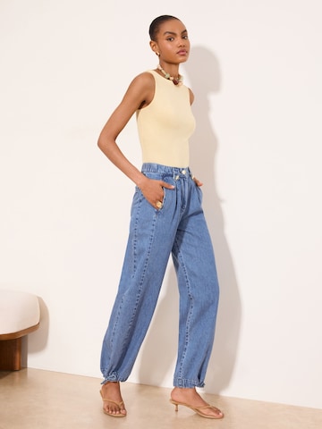 Tapered Jeans con pieghe di Lipsy in blu