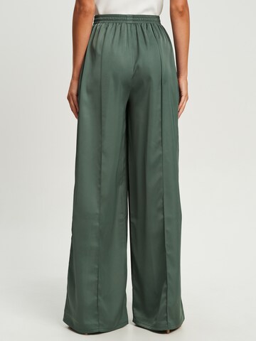 Willa Loose fit Trousers with creases 'BENNY' in Green: back