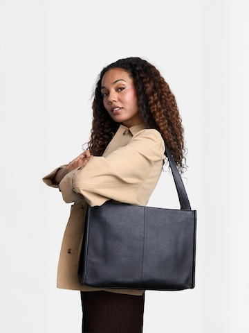 RE:DESIGNED Shopper ' Aro ' in Black: front