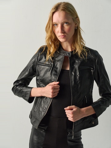 KOROSHI Jacke in Schwarz
