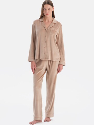 Dagi Πιτζάμα σε καφέ: μπροστά