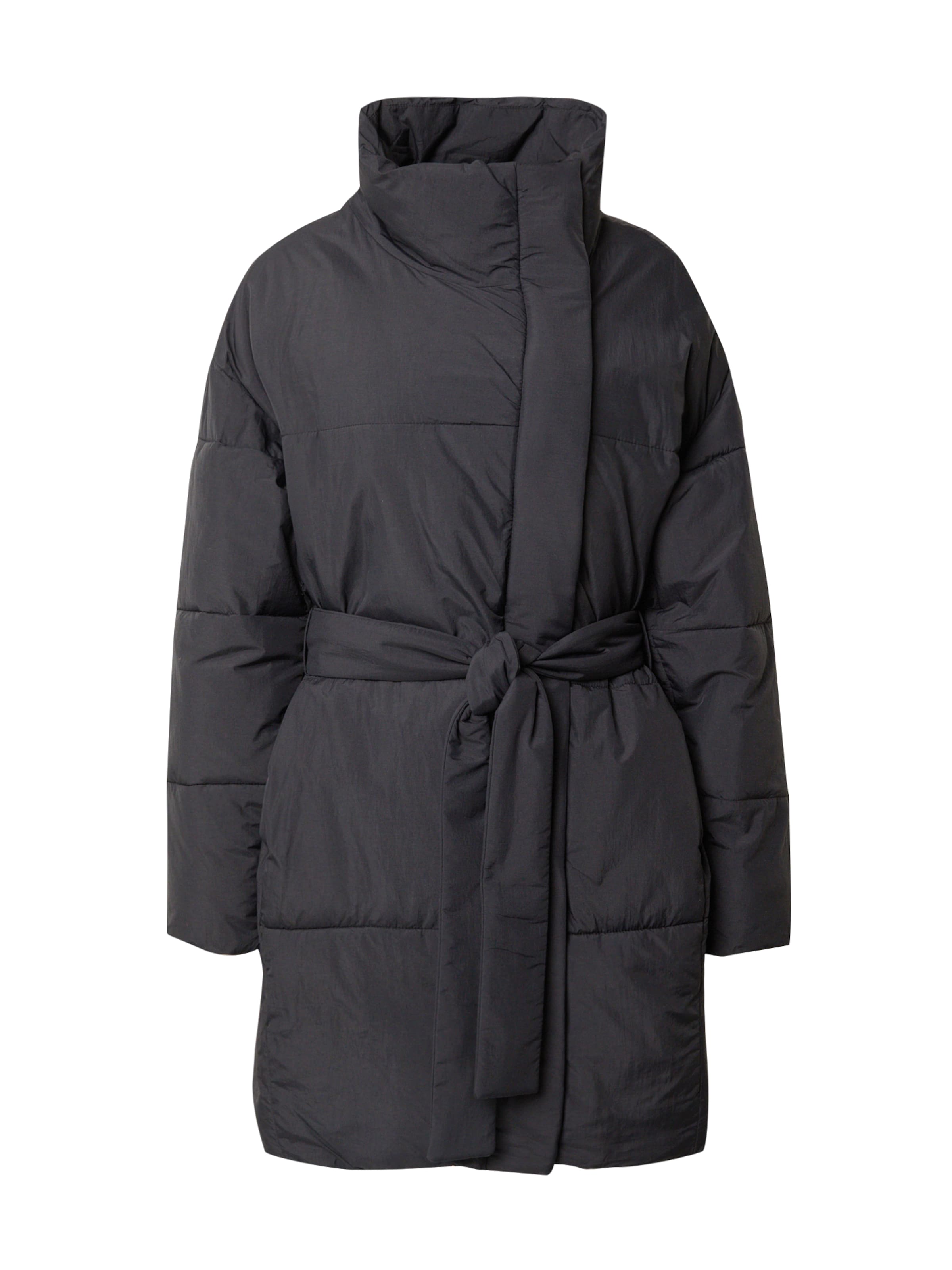 GAP Winter coat in Black: front