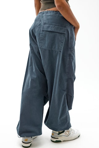 BDG Urban Outfitters Широка кройка Карго панталон в синьо