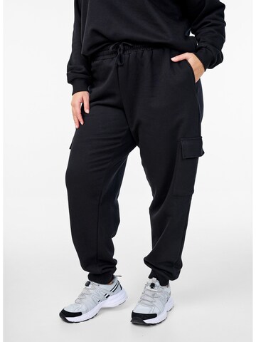 Zizzi Loosefit Cargobukser 'Mrikke' i sort: forside