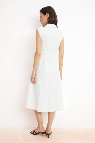 Trendyol - Vestido en blanco