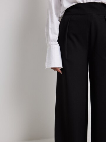 NA-KD Wide leg Pleat-Front Pants in Black