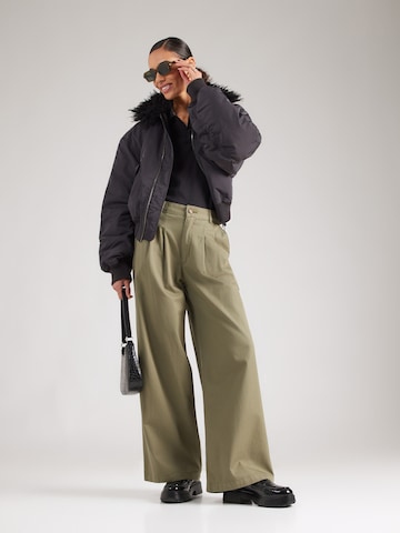 LEVI'S ® Широкий Брюки со складками в Зеленый