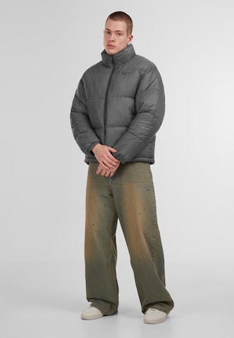 Giacca invernale di Karl Kani in grigio: frontale