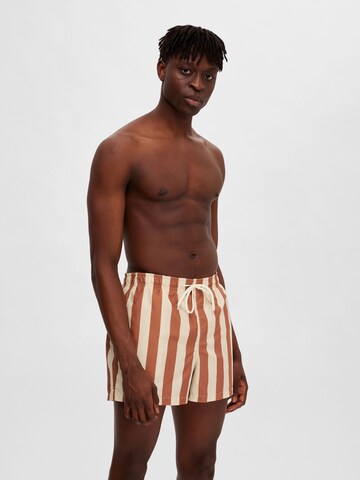 Shorts de bain SELECTED HOMME en beige : devant