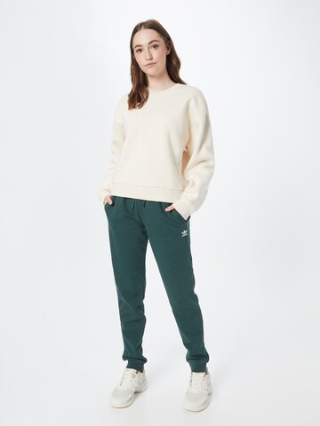 ADIDAS ORIGINALS Дънки Tapered Leg Панталон 'Adicolor Essentials Fleece ' в зелено