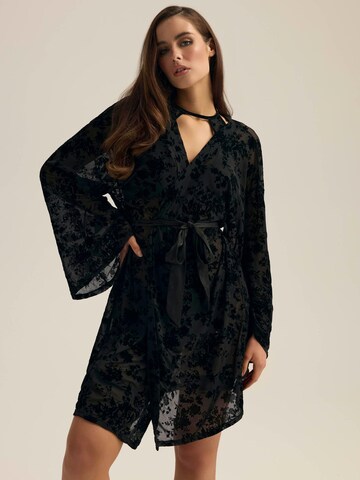 ESOTIQ Short Bathrobe 'Chiffon-Morgenmantel kurz mit Spitze und Blumenprint Zequine' in Black: front