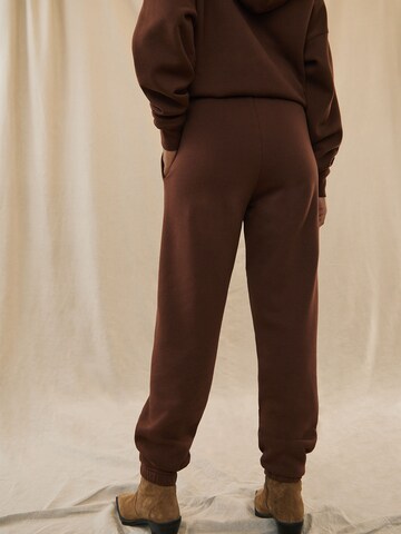 Kendall for ABOUT YOU Loose fit Pants 'Dillen' in Brown