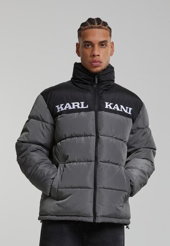 Karl Kani Jacke 'Essential' in Grau: Vorderseite