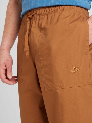 Nike Sportswear Loosefit Παντελόνι 'CLUB BARCELONA' σε καφέ