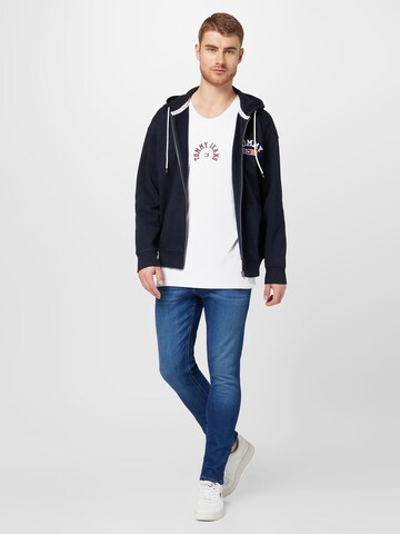 Tricou de la Tommy Jeans pe alb