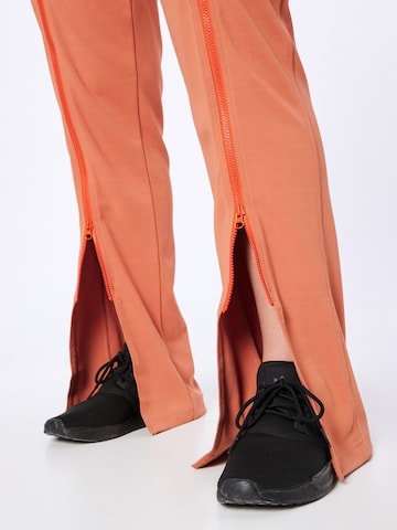 ADIDAS BY STELLA MCCARTNEY Zvonový Sportovní kalhoty 'Truecasuals ' – oranžová