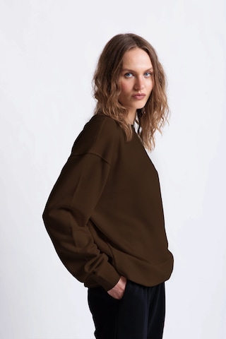 UNIQVIBE Sweatshirt in Brown
