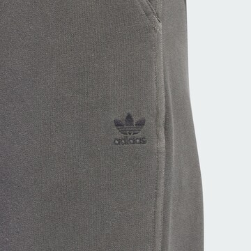 ADIDAS ORIGINALS Loosefit Kalhoty 'Essentials' – šedá