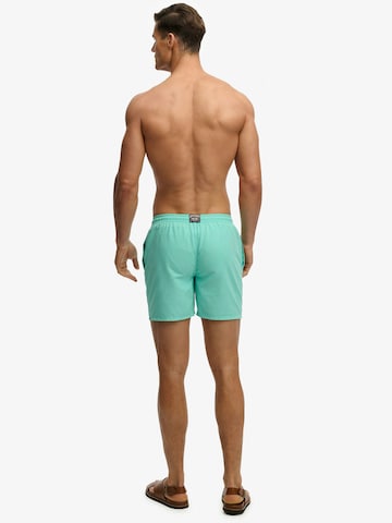 Superdry & Co Rövid fürdőnadrágok 'ESSENTIAL' - zöld