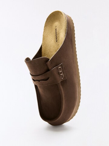 Bershka Muiltjes in Bruin