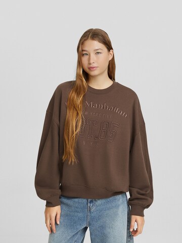 Bershka Sweatshirt in Bruin: voorkant