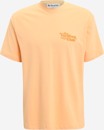 On Vacation Club Shirt 'Enjoy' in Orange: front