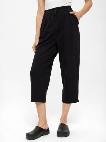 Anou Anou Regular Pleat-front trousers in Black: front
