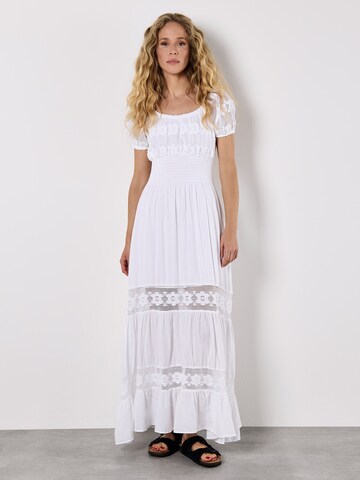 Robe Apricot en blanc : devant