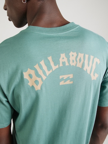 BILLABONG Футболка 'ARCH WAVE' в Зеленый