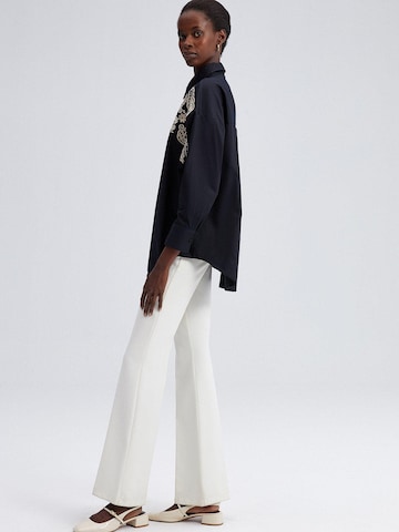Touché Privé - Camiseta 'Embroidered Front Oversized Shirt' en negro