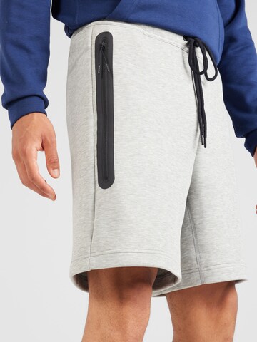 Nike Sportswear Loosefit Shorts in Grau