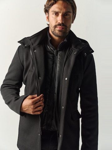 KOROSHI - Chaqueta de entretiempo en negro: frente