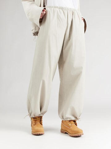 WEEKDAY Loose fit Pants in Grey: front