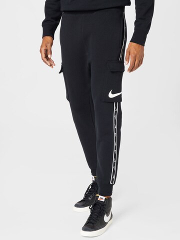 Nike Sportswear Tapered Cargobroek in Zwart: voorkant