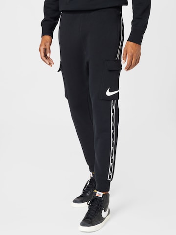 Nike Sportswear Дънки Tapered Leg Карго панталон в черно: отпред