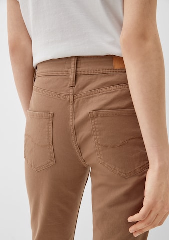 Slimfit Jeans di QS in marrone