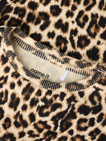 NAME IT - Camiseta en marrón