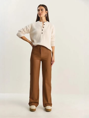 Bianco Lucci - Perna larga Calças em castanho