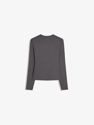 Tricou de la Bershka pe gri